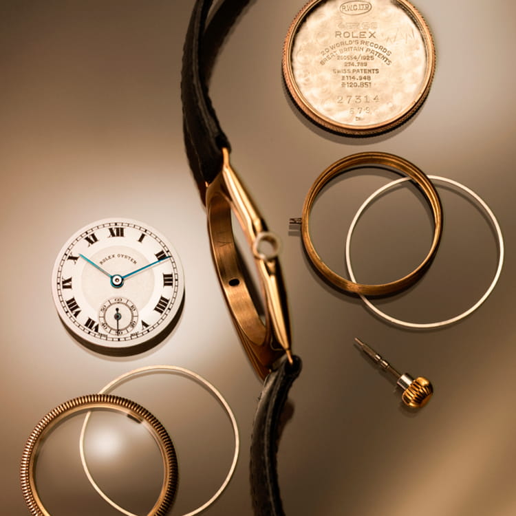 世界初の防水腕時計として、このモデルは現代の腕時計の発展において先駆的な役割を果たしました。長い年月の間に、オイスターには他にも多くの革新的技術が搭載されるようになりました。その一例であるパーペチュアルローターを用いた自動巻機構（1931年）は、このコレクションのモデルのアイデンティティであり、クロノメーターの精確性と信頼性に基づいたロレックスの卓越性への評価を揺るぎないものとしました。